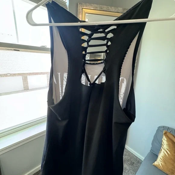 Guns & Roses Tank Size Large-Silky material - Picture 8 of 8